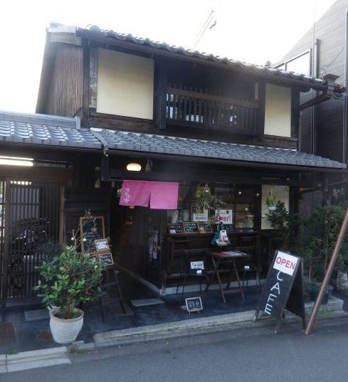 こじんまりした瀟洒な町家。店舗設計は末川と関係ありません（笑）。