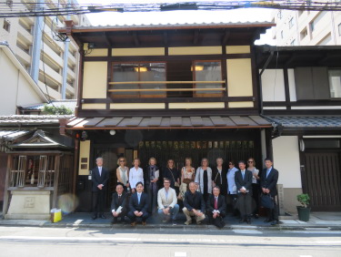 晩には東山のソウドウで夕食会、お習字の先輩の宝鏡寺さまや門川市長も来られました。